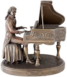 skulptur af Mozart ved klaveret